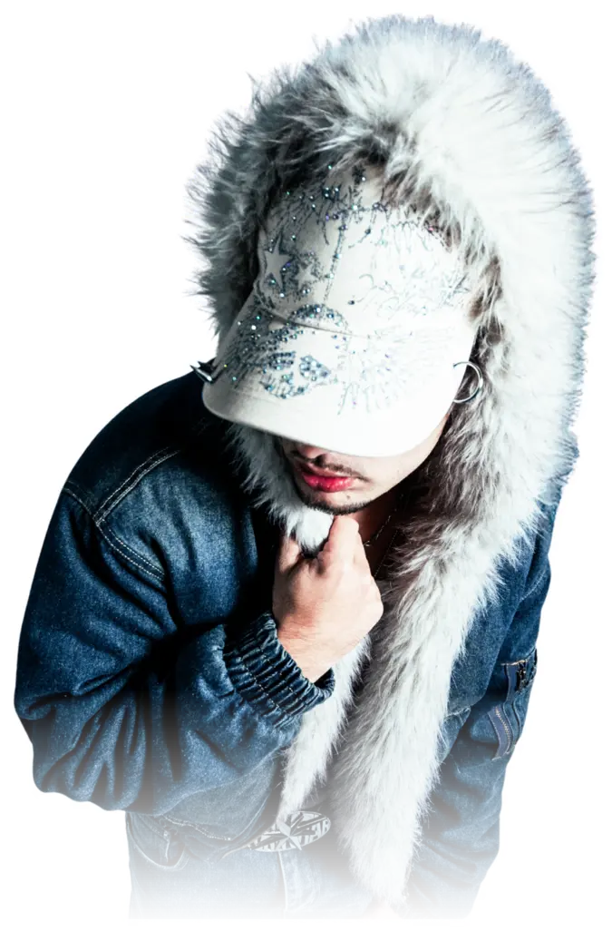 7TY con chaqueta vaquera, capucha de pelo y gorra bordada