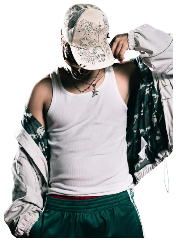 7TY con camiseta de tirantes y gorra, quitándose la chaqueta